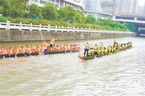 為迎接端午龍舟巡游活動(dòng)，外海組織龍舟訓(xùn)練。