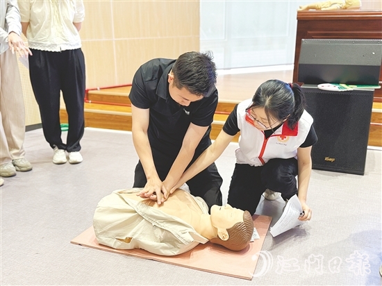 學(xué)員在講師的悉心指導(dǎo)下分組進(jìn)行模擬操作，體驗(yàn)急救過程，提升應(yīng)急處置能力。