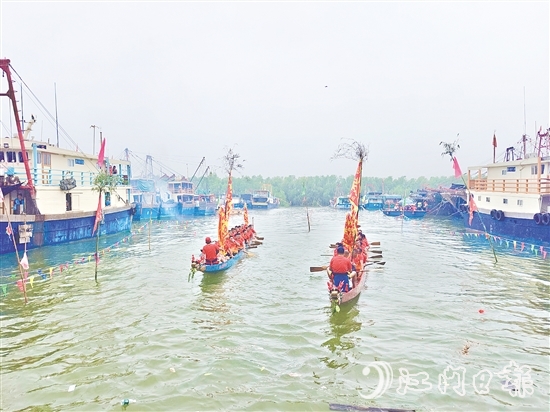5月28日，汶村鎮(zhèn)漁業(yè)村村民在橫山漁港舉行龍舟巡游活動。