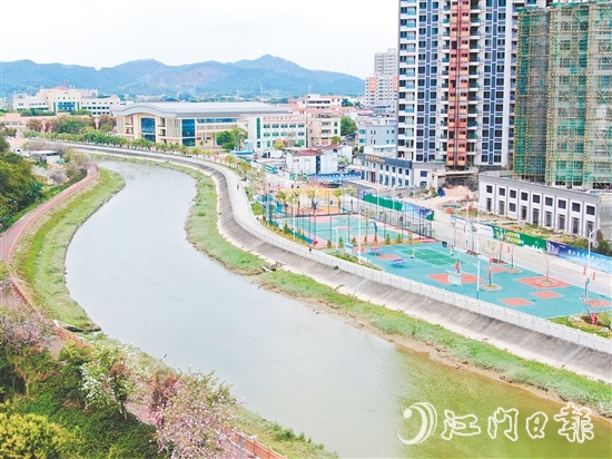 大江鎮(zhèn)濱水休閑公園已成為群眾健康休閑的“熱門打卡地”。