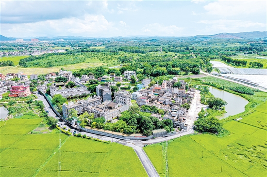 在“全國文明村”開平市塘口鎮(zhèn)強(qiáng)亞村，碉樓古韻與文明新風(fēng)相映成趣。