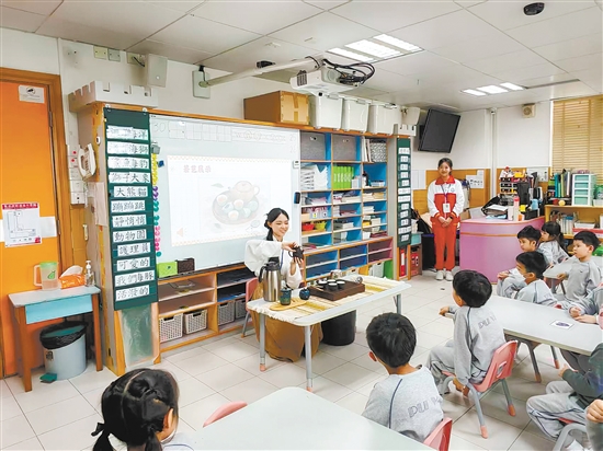 江門幼專學(xué)子為澳門小朋友表演茶藝。