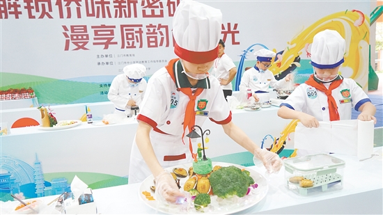 同學(xué)們做飯菜做得有模有樣。