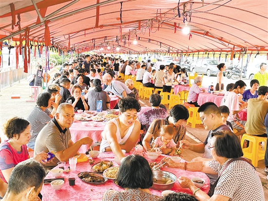 每年端午節(jié)期間，村民都會組織在一起吃龍船飯。