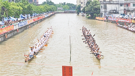 扒丁們?cè)诒荣愔袏^力劃槳。