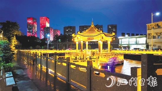 篁莊社區(qū)積極修繕活化老舊建筑，以文明實(shí)踐夯實(shí)民生基礎(chǔ)。圖為“仁壽閣”親水涼亭夜景。