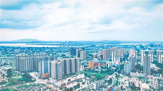 鶴山市將全國文明城市創(chuàng)建與省“百千萬工程”典型縣建設(shè)緊密結(jié)合、協(xié)同推進，著力推進城鄉(xiāng)區(qū)域協(xié)調(diào)發(fā)展。圖為鶴山城區(qū)新貌。
