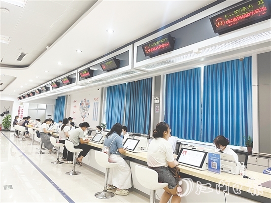 鶴山市行政服務(wù)中心以文明城市創(chuàng)建工作為抓手，推出一系列便民舉措，助力打造優(yōu)質(zhì)營造環(huán)境。