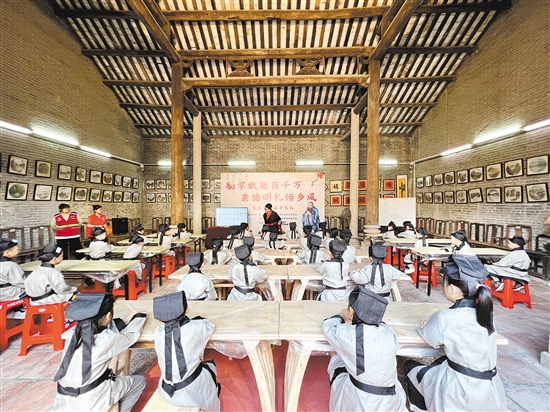 篁莊社區(qū)培育多個(gè)品牌活動(dòng)，讓文化“可閱讀、可體驗(yàn)、可感知”。圖為社區(qū)開(kāi)筆禮現(xiàn)場(chǎng)。