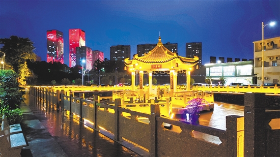 篁莊社區(qū)積極修繕活化老舊建筑，以文明實(shí)踐夯實(shí)民生基礎(chǔ)。圖為“仁壽閣”親水涼亭夜景。