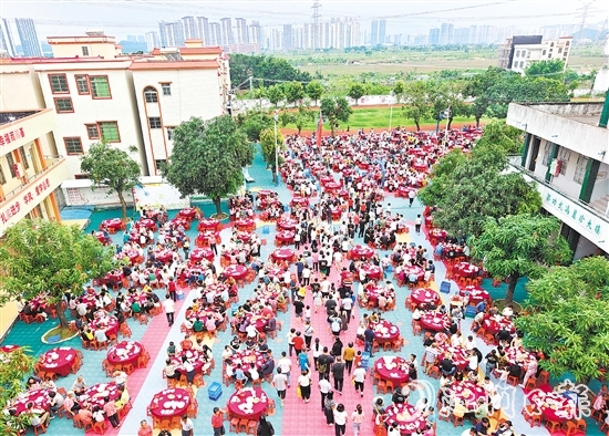 蓬江區(qū)棠下鎮(zhèn)大林村吃龍船飯，親朋好友共敘鄉(xiāng)情賀端午。郭永樂攝