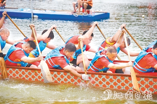 恩平市橫陂鎮(zhèn)藍(lán)田水閘河道上演龍舟精彩對決。周曉營攝