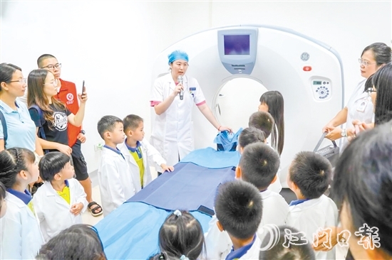新會區(qū)婦幼保健院舉辦“小醫(yī)生體驗日”活動，打造兒童友好就診新體驗。