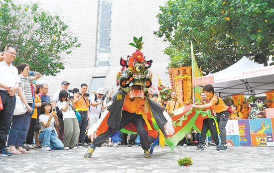 演員在香港舉行的“非遺嘉年華”上表演西貢坑口客家舞麒麟。新華社發(fā)