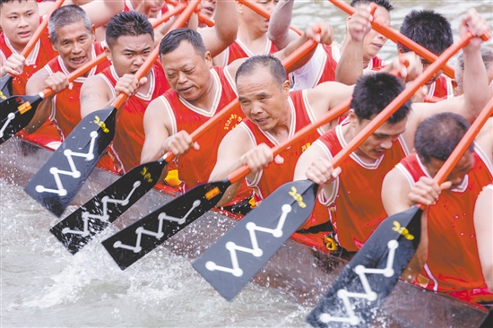在2025年江海區(qū)禮樂(lè)龍舟活動(dòng)中，健兒們展現(xiàn)出“團(tuán)結(jié)拼搏、奮勇?tīng)?zhēng)先”的精神。周華東