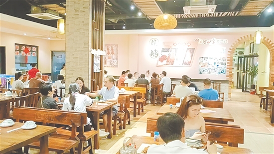 恒益燒臘的燒鵝吸引大家慕名而來品嘗。