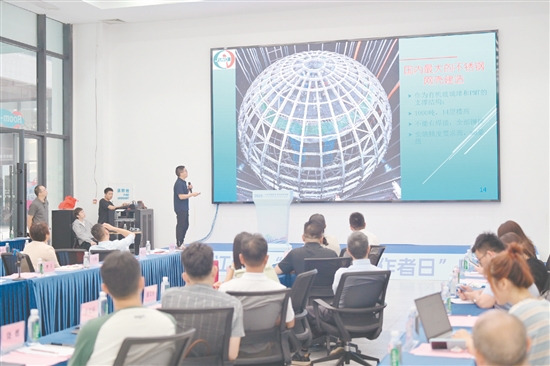 科技工作者正在進行科研故事分享。