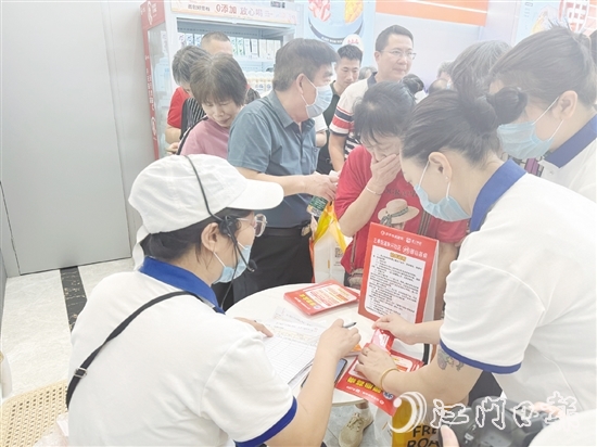 不少長者前來參加活動和辦理長者優(yōu)惠卡。