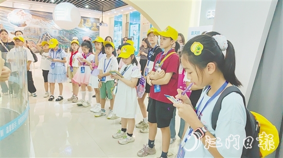 觀察團成員寫下自己的建議，為城市發(fā)展建言獻策。