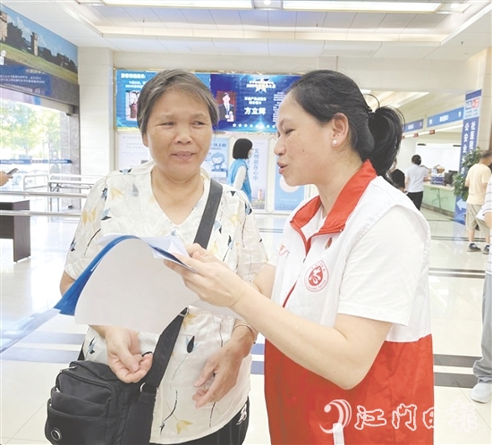黨員志愿者為老年人提供全流程“暖心陪伴”服務(wù)。