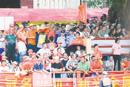 →公安機(jī)關(guān)加強(qiáng)重點(diǎn)區(qū)域的巡防管控。