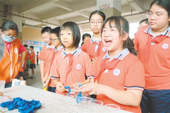 紫茶學(xué)子體驗科學(xué)小游戲。