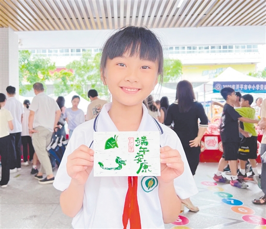 學(xué)生展示手工制作品。