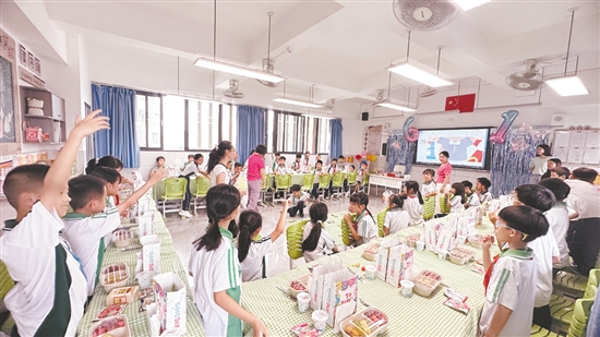 學(xué)生們參加家委會組織的班級趣味活動慶祝節(jié)日。