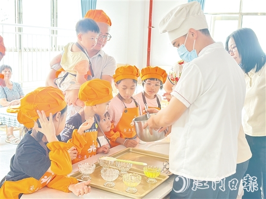 禮樂街道黨群服務(wù)中心邀請(qǐng)面點(diǎn)師指導(dǎo)孩子們制作糕點(diǎn)。