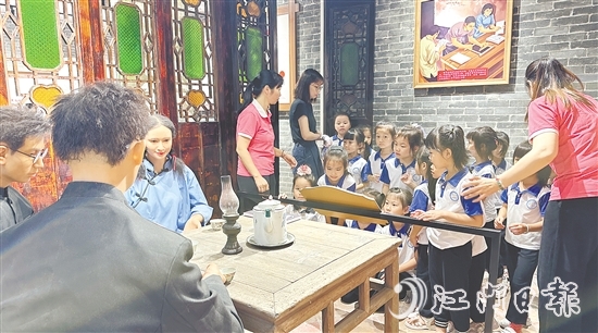 外海街道攜手江門幼師，打造“行走的思政課”，帶領(lǐng)青少年體悟革命先輩的精神。