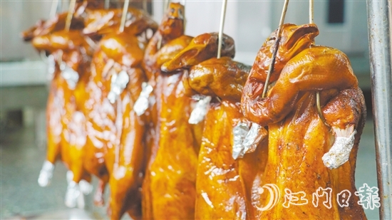 新鮮出爐的燒鵝表皮鮮紅油潤，讓人食指大動(dòng)。