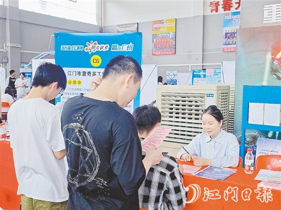 招聘會現(xiàn)場，企業(yè)與求職者充分溝通。