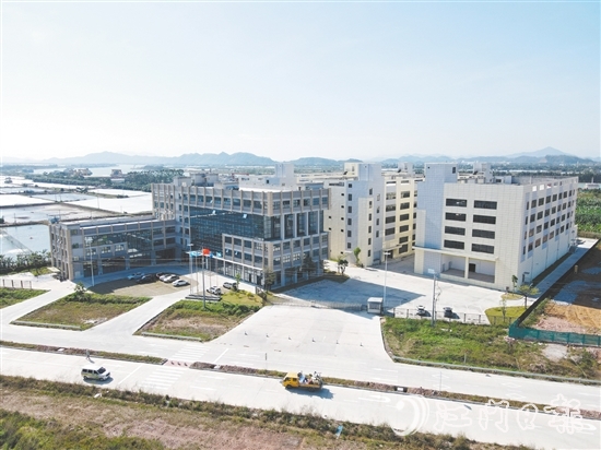 大鰲鎮(zhèn)培育招引了新會(huì)中集、麗宮國際等一批競爭力強(qiáng)、示范性好的優(yōu)質(zhì)龍頭企業(yè)。圖為麗宮預(yù)制菜產(chǎn)業(yè)園。