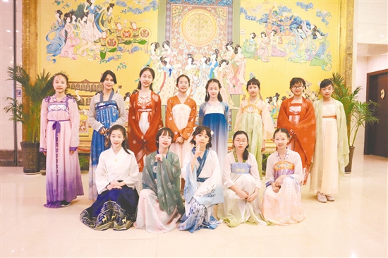 學(xué)員在西安體驗(yàn)唐服。