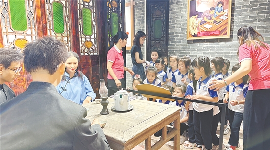 外海街道攜手江門幼師，打造“行走的思政課”，帶領(lǐng)青少年體悟革命先輩的精神。