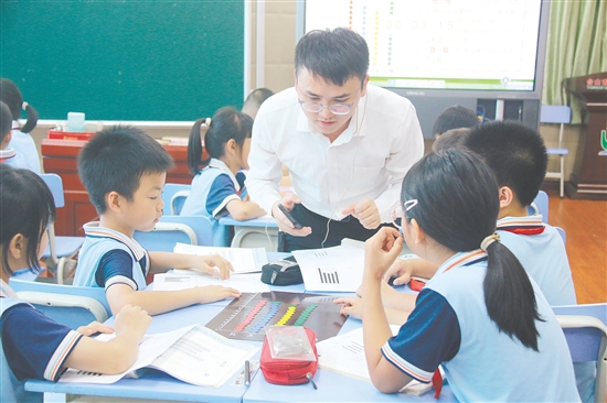 學校通過專家講學、教師培訓、公開課研討、“青藍工程”等多元路徑，為教師搭建成長平臺。