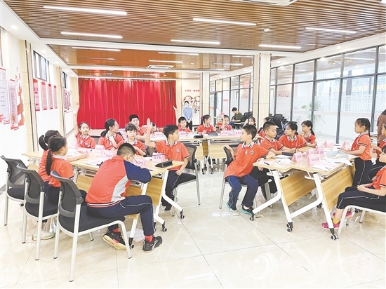 濱江社區(qū)創(chuàng)新舉辦“紅領(lǐng)巾議事會(huì)”，讓孩子們成為社區(qū)治理的“小當(dāng)家”。