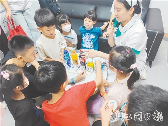 醫(yī)護(hù)人員針對常見的飲食誤區(qū)進(jìn)行科普。
