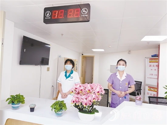 鶴山工業(yè)城養(yǎng)老服務(wù)中心設(shè)置呼叫站，確保長者能及時享受專業(yè)的護理和醫(yī)療服務(wù)。