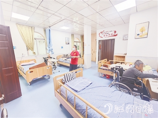 在鶴山市社會福利院，長者們的房間變得更加明亮、舒適。