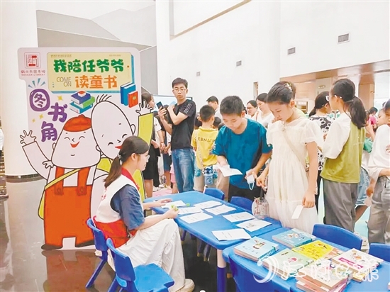 在鶴山市圖書(shū)館，小朋友參加游園會(huì)。