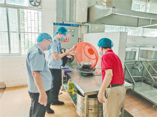 鶴山市市場(chǎng)監(jiān)管局開展考前食品安全檢查。