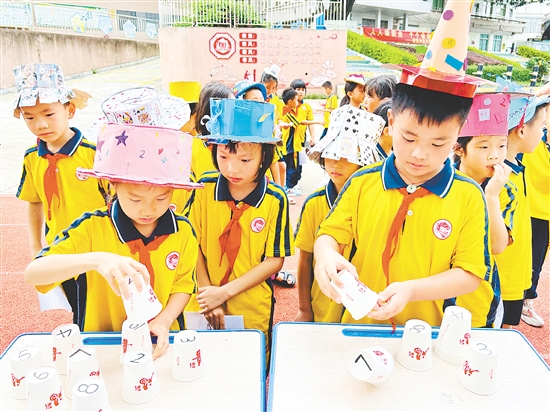 游園會(huì)中，學(xué)生們?cè)谌の队螒蛑姓归_一場(chǎng)場(chǎng)精彩的“頭腦風(fēng)暴”。