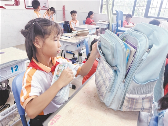 學(xué)生展示整理技巧，爭取在短時間內(nèi)將學(xué)習(xí)用品整理得井井有條。
