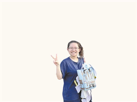 昨日下午數(shù)學(xué)考試結(jié)束，在江門一中考點(diǎn)，一位考生笑容滿面地走出考場(chǎng)。