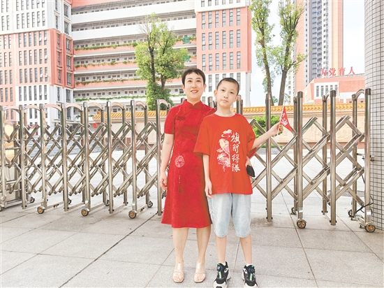 關(guān)女士穿著紅色旗袍為大兒子加油，寓意“開門紅”。
