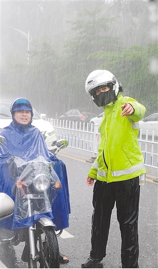 交警全程不撐傘，在大雨中維持交通。