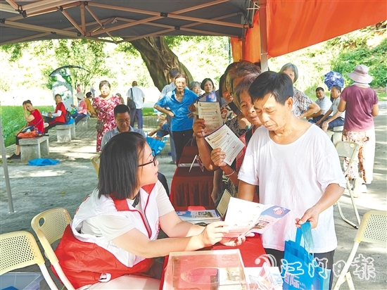 工作人員向市民宣傳新修訂的檔案法，普及家庭檔案建檔知識(shí)。