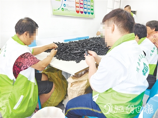 在恩平市殘聯(lián)的大力支持下，“天使助殘”殘疾人手工坊拓寬輔助就業(yè)渠道，幫助更多殘疾人就業(yè)增收。