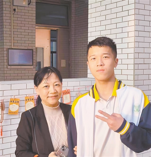 許顥鏵（右）和老師合影。